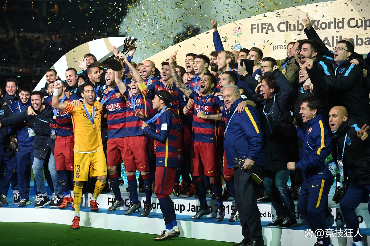 巴萨完胜德国，莱万扛起全队