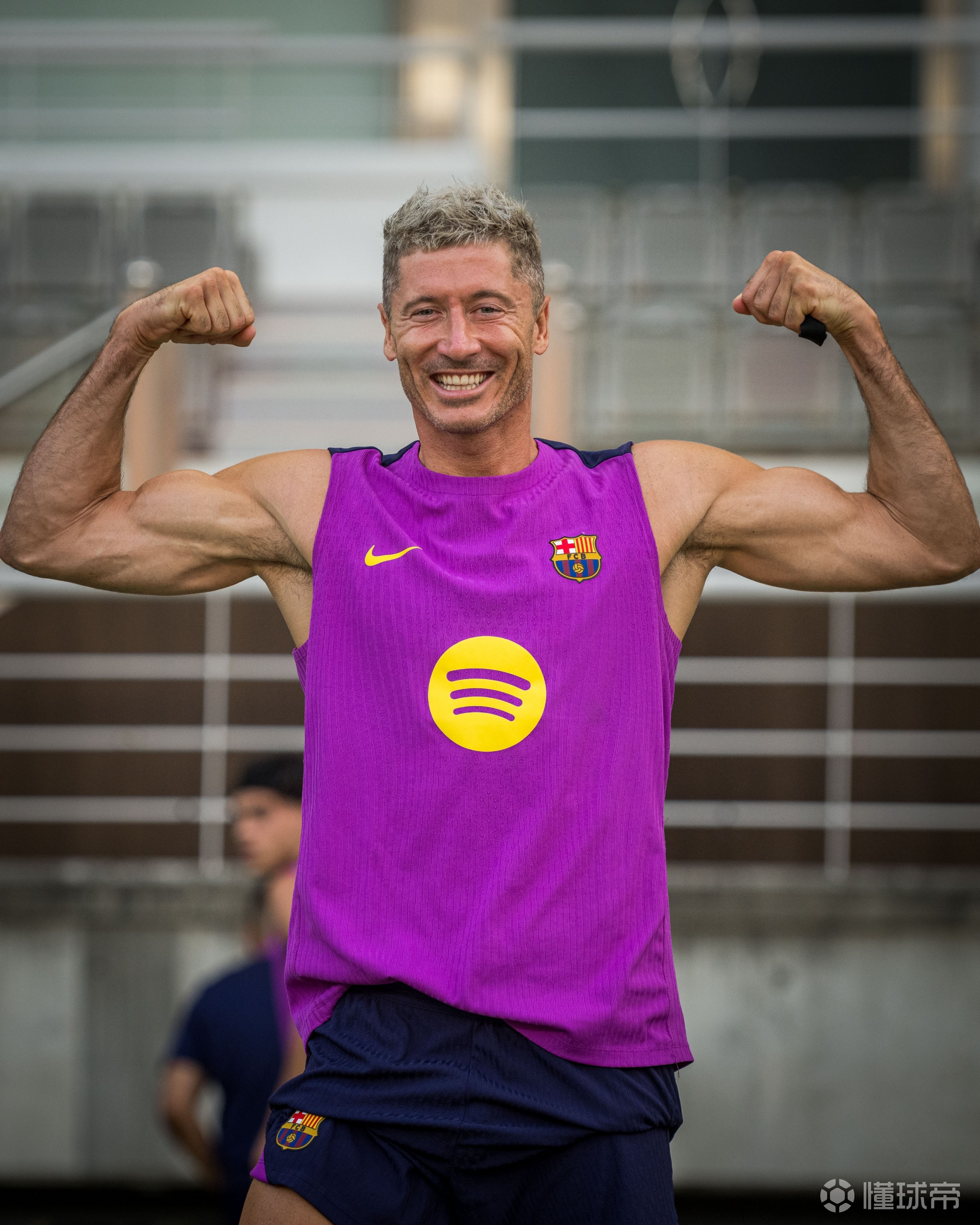 巴萨完胜德国，莱万扛起全队