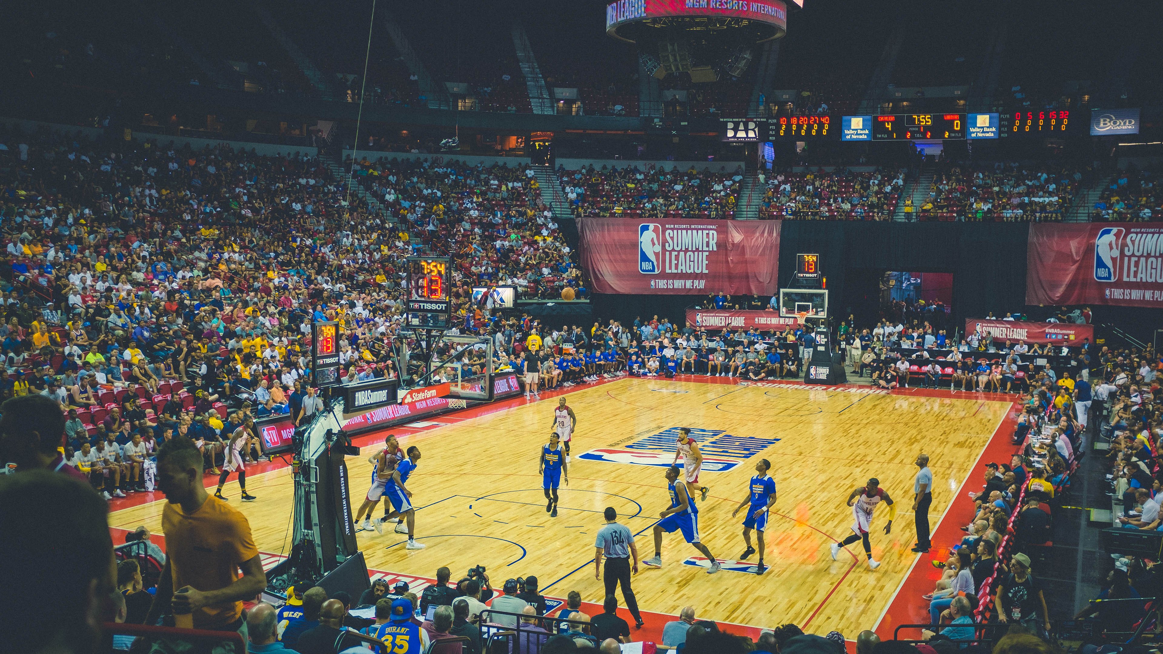 英格拉姆全程高能输出,凯尔特人连续得分压制广东队,一场定义现代篮球的战术博弈