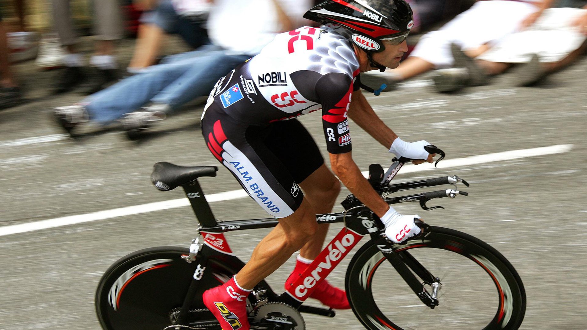 英格拉姆全程高能输出,凯尔特人连续得分压制广东队,一场定义现代篮球的战术博弈